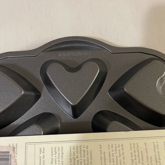 Williams Sonoma heart tartlet pan - Picture 5 of 5